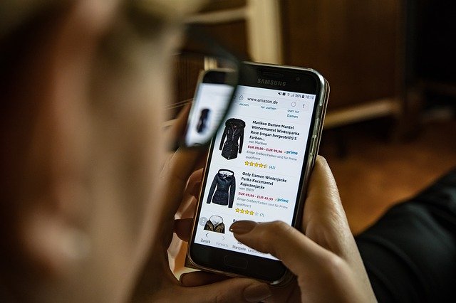 online nakupování oblečení přes mobilní telefon