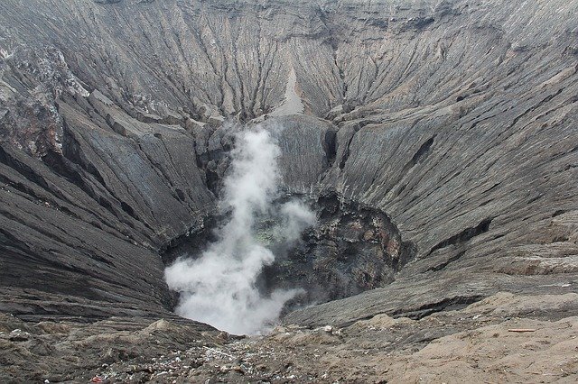 kouřící kráter