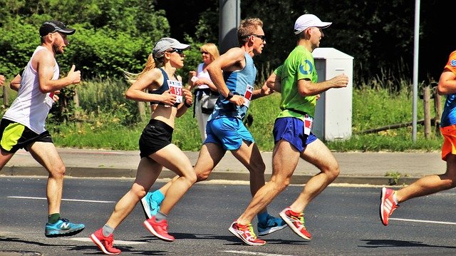 závodníci maratonu