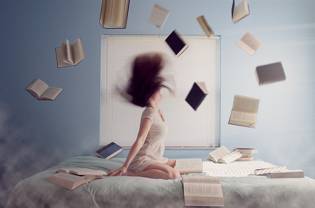 knihy nad postelí
