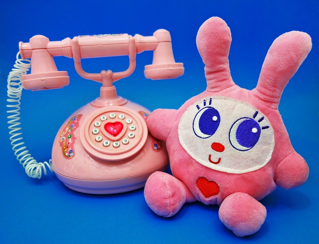 plyšový králíček s telefonem