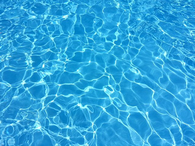 Modrá voda bazénu 
